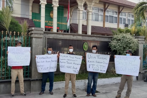 Aksi Unjuk Rasa Warnai...