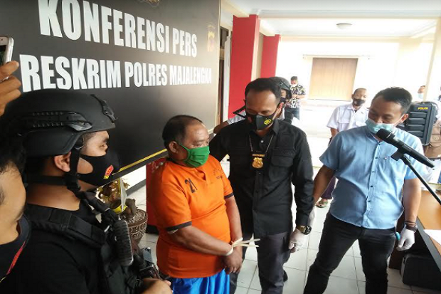 Ayah Bejat Setubuhi...