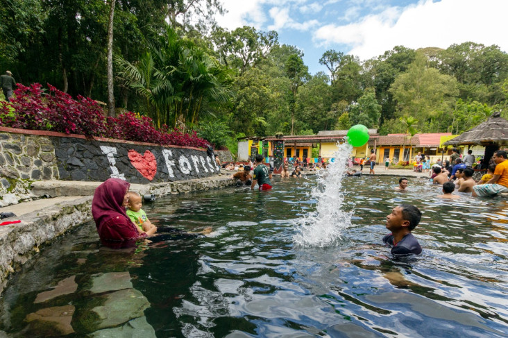 Wisata Air Panas Cangar...