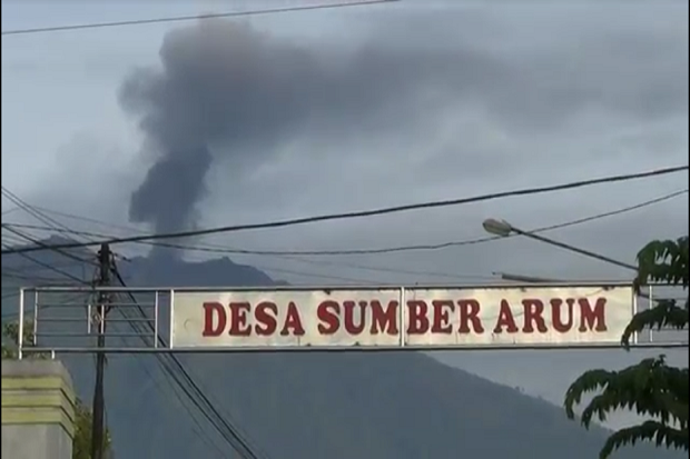 Gunung Raung Mengeluarkan...