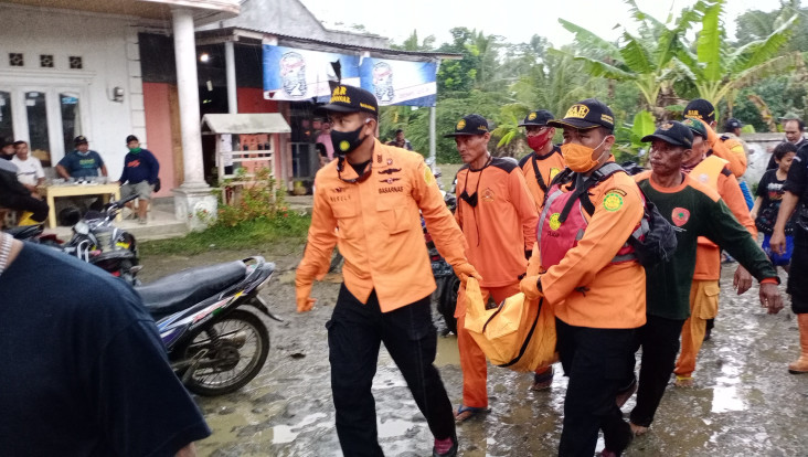 Perahu Terbalik, 4 Orang...