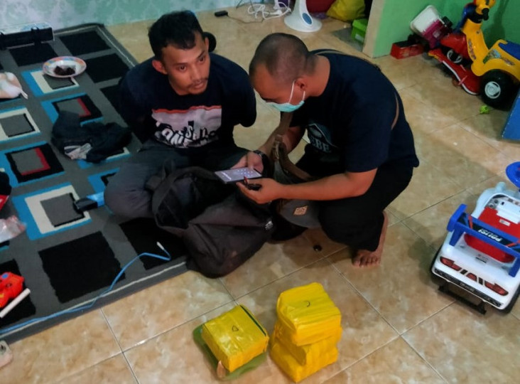 Dua Pria di Depok dan...