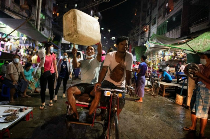 Junta Myanmar Putus...