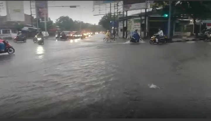 Semarang Dikepung Banjir,...