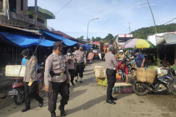 Anggota Polres Luwu...