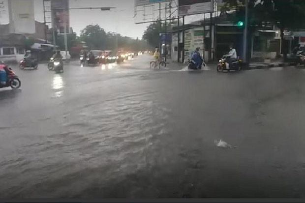 BNPB: Hujan Deras Sebabkan...