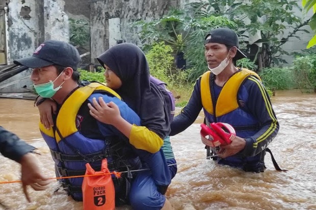 Karawang Dikepung Banjir,...