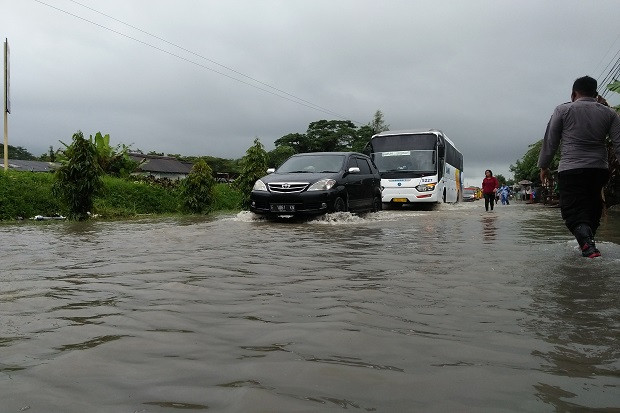 Dihantam Banjir, Puluhan...