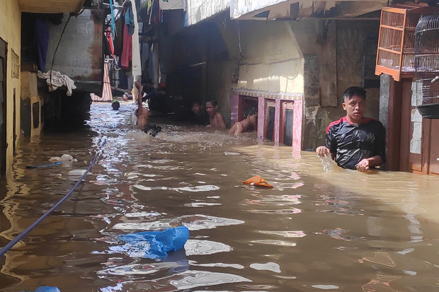Terendam Banjir 2 Meter,...