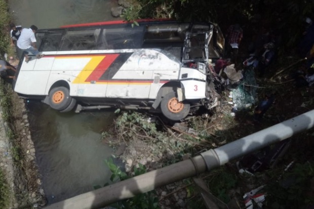 Bus Masuk Jurang, 2...