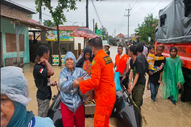 Terdampak Banjir Indramayu,...