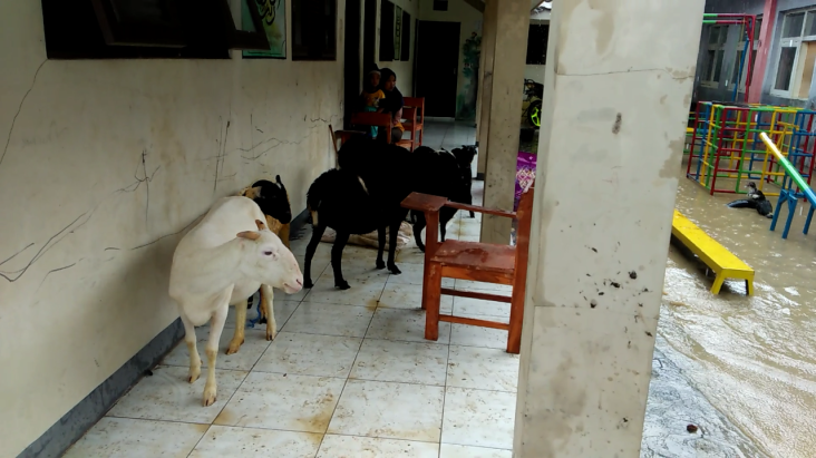 Ratusan Warga Desa Wanasalam,...