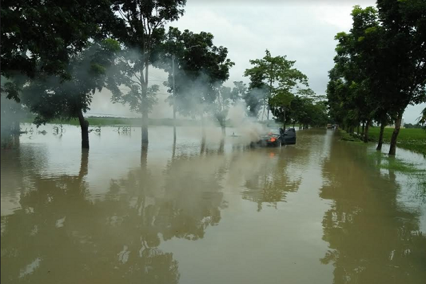 Terobos Banjir, Mobil...