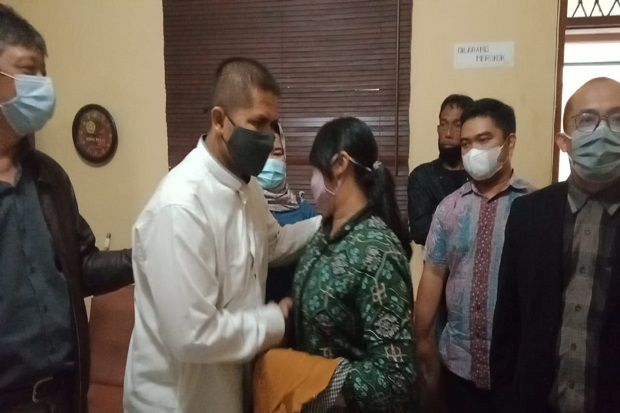 Gugat Ayah Kandungnya...