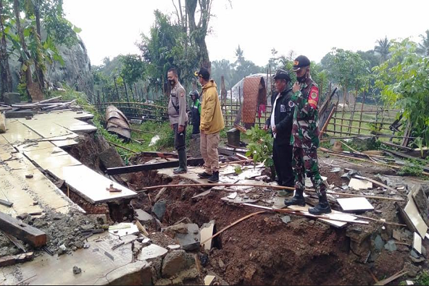 Tanah Terus Bergerak,...
