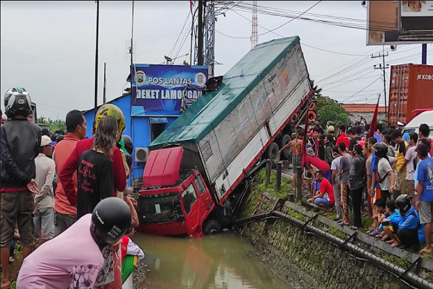 Rem Blong, Truk Tabrak...