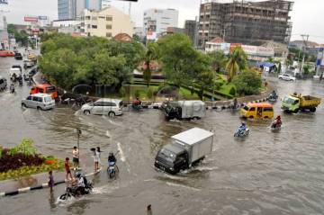 Jalan Wolter Monginsidi...