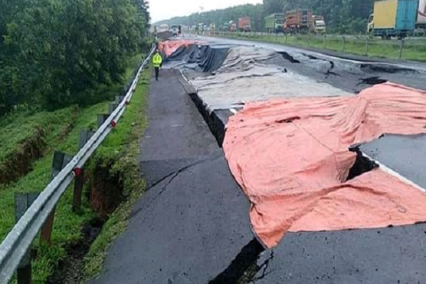 Perbaikan Jalan Tol...