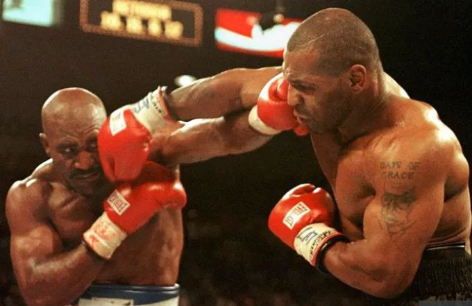 Trilogi Holyfield vs...