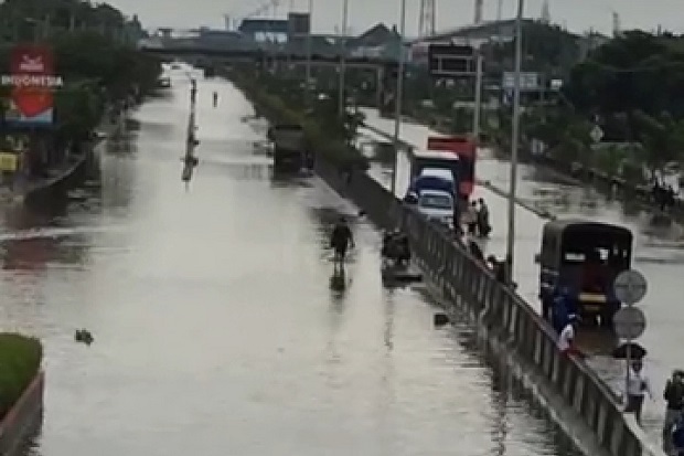 Banjir Masih Menggenangi...