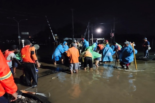 Usai Diterjang Banjir,...