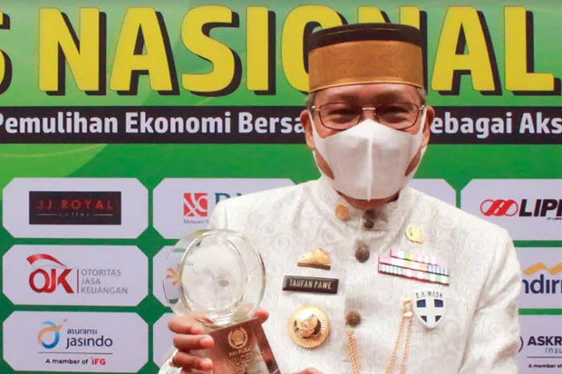 Taufan Pawe Raih Penghargaan...