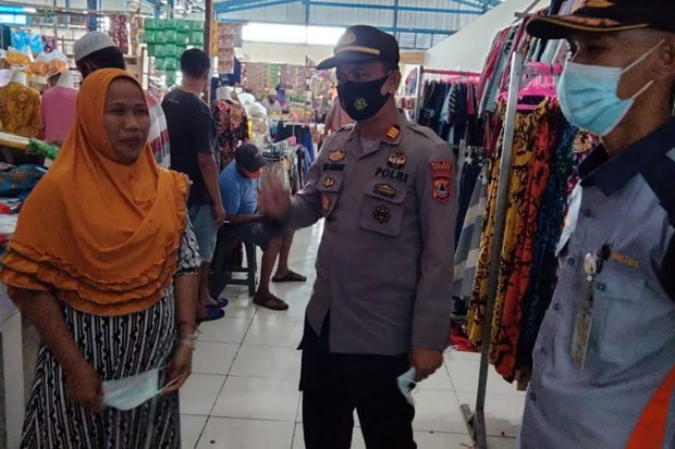 Razia Masker di Pasar,...