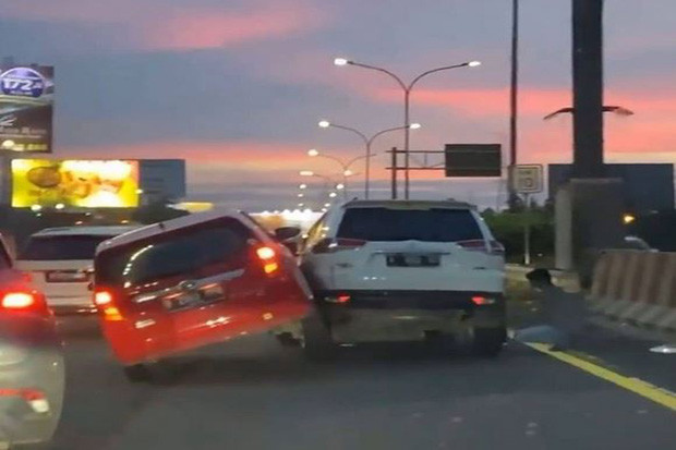 Kecelakaan 2 Mobil di...