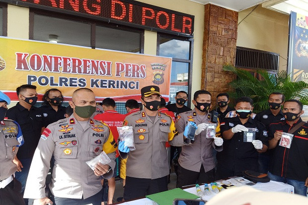 Jadi Pengedar Sabu,...