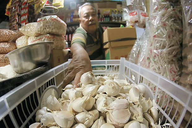 Stok Bawang Putih Menipis,...