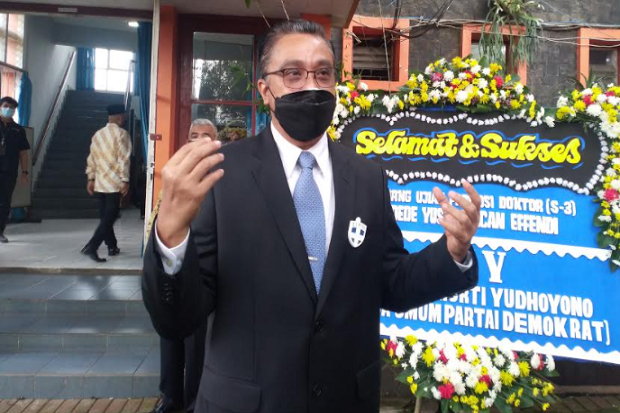 Raih Gelar Doktor, Dede...