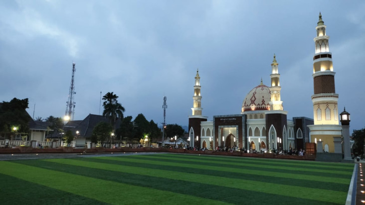 Ada Kerumunan di Alun-alun...