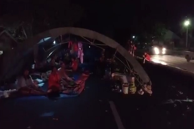 Ratusan Warga Ngungsi...