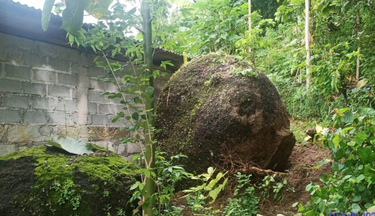 Hujan Deras, Batu Besar...