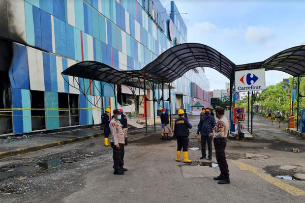Polisi Periksa 7 Orang...