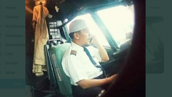 Ada Pesawat Lain di...