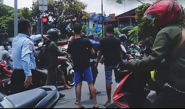 Mirip Petarung UFC,...