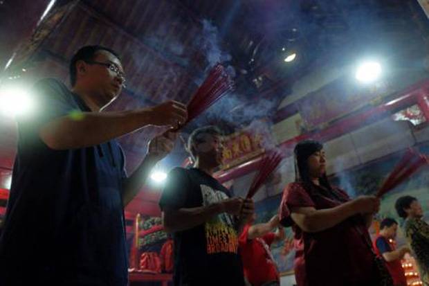 Rayakan Imlek, Warga...