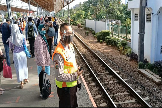 Satpam Berseragam Mirip...