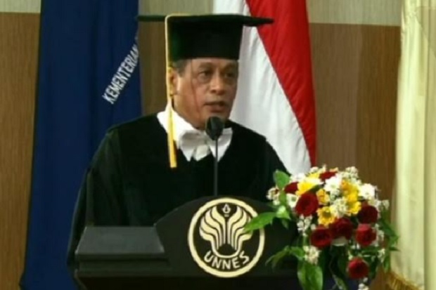 Nurdin Halid Raih Gelar...