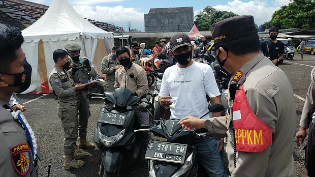 Razia Ganjil Genap di...