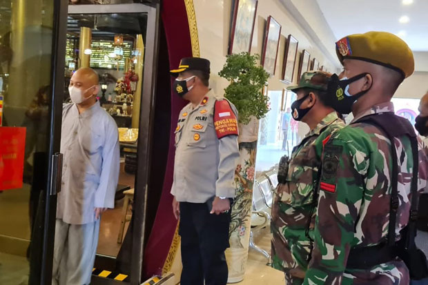 Hendak Minta Angpao,...