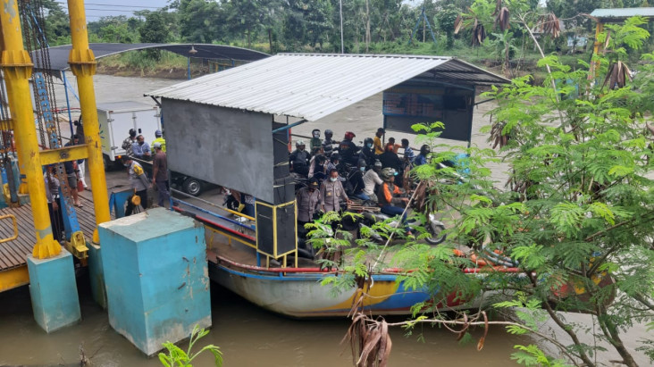 Kenakan Sarung, Pemuda...