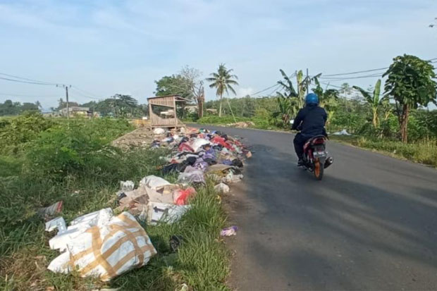 Tumpukan Sampah di Jalan...