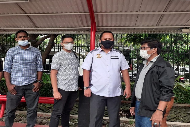 Berkewarganegaraan AS,...