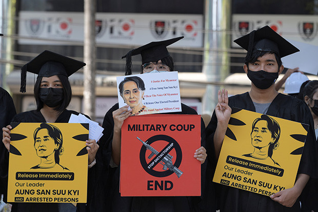 Militer Myanmar Peringatkan...