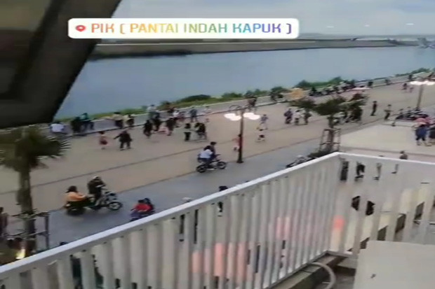 Kerumunan di Pantai...