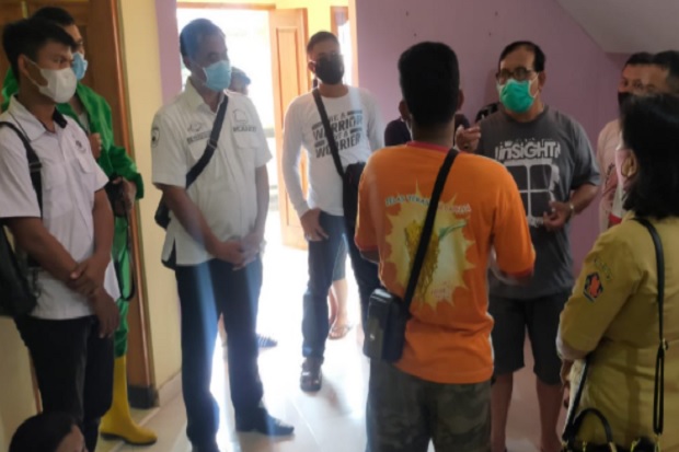Ditinggal Suami Kerja,...