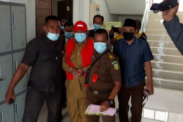 Masih Mengenakan Seragam...