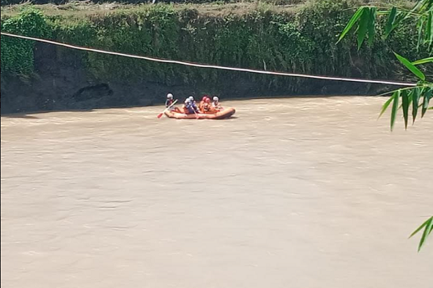 Cari Ikan di Sungai...